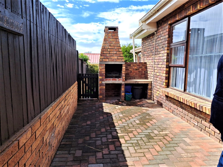 4 Bedroom Property for Sale in Wavecrest Eastern Cape